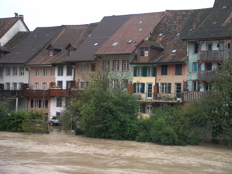 Die Reussfront der Grossen Kirchgasse in Mellingen AG während des Hochwassers der Reuss 2005