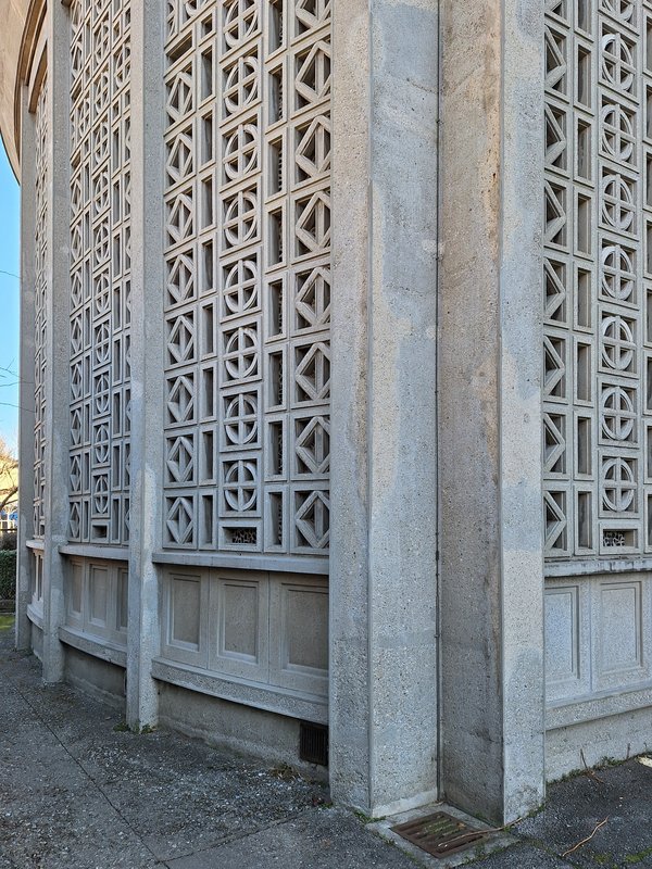 Universität Miséricorde, Freiburg, mit Ausbesserungen im Beton Detailansicht einer Fassade der Universität Miséricorde in Freiburg mit Ausbesserungen im Beton