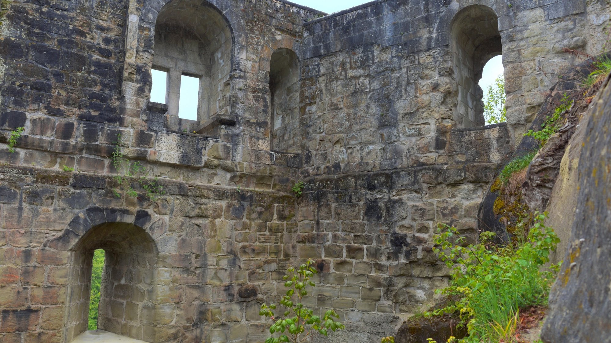 Verwitterte Sandsteinmauern der Ruine Grasburg