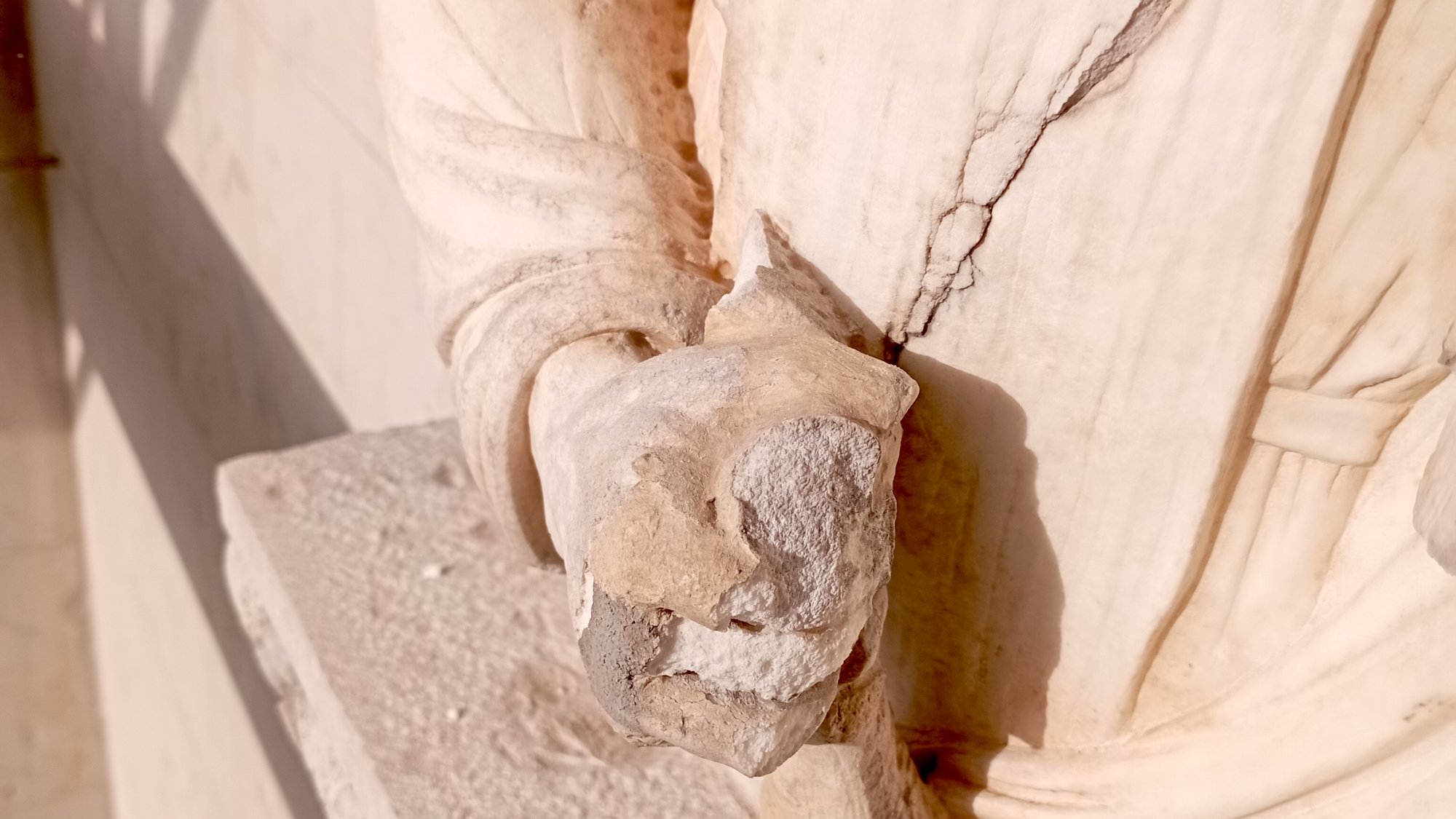 Hitzeschäden an Marmorrelief an der Kathedrale von Lugano