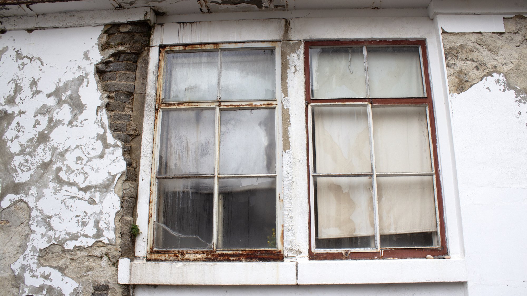 Ansicht eines Fassadenausschnittes mit einem Fenster der Uhrenmanufaktur Zenith in Le Locle