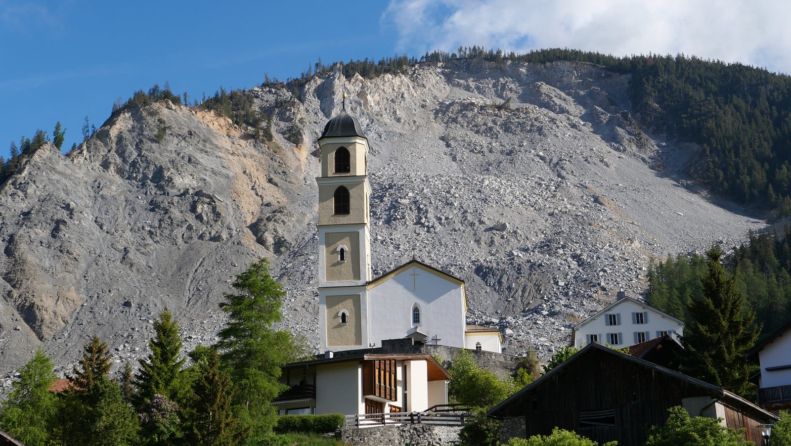 Ansicht der Kirche von Brienz/Brinzauls vor dem Schuttkegel des Bergsturzes von 2023